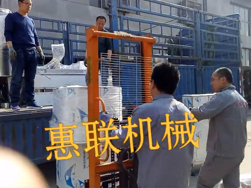 江西客戶訂購白酒灌裝設備發(fā)貨現(xiàn)場